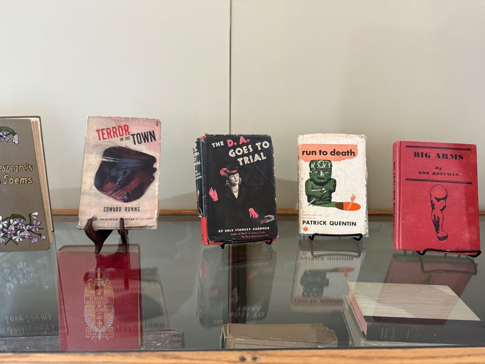 9.books.thumb.jpg.9ce2db3a8a60e64b064832832c9acee0.jpg